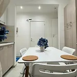 Parthenope House 아파트