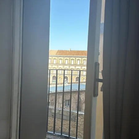 Parthenope House アパート